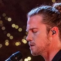 Julien Doré pleure sa maman dans "Les yeux..."