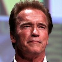 Depuis 29 ans, Arnold Schwarzenegger paie un dollar par an à Warner pour conserver ce costume emblématique d'un de ses films les moins bien notés