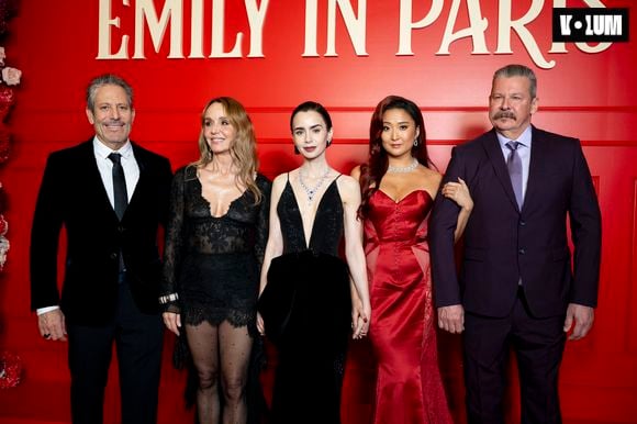 Darren Star, Philippine Leroy-Beaulieu, Lily Collins, Ashley Park, Andrew Fleming lors de la première de la série "Emily in Paris" saison 5 au Grand Rex à Paris le 15 décembre 2025.

© Pierre Perusseau / Bestimage