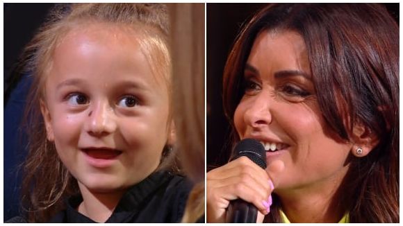 Jenifer fait une surprise à une petite fille