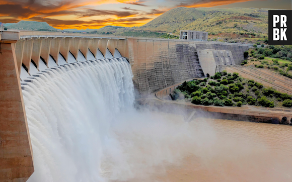 Photo Panoramique Du Barrage D'eau Pendant La Journée