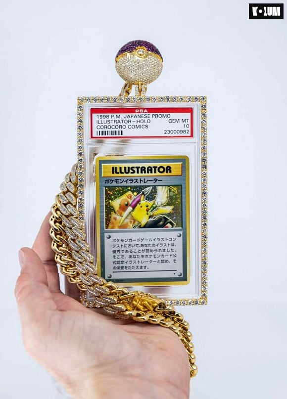 La photo DOIT être créditée : Goldin Auctions


La personnalité Internet Logan Paul a plus que doublé son investissement dans une carte Pokemon rare, vendue aux enchères pour 0,49 million de dollars (13,95 millions d'euros).

Le YouTuber et catcheur a acheté la carte Pikachu Illustrator - l'exemple le mieux conservé de l'une des cartes Pokémon les plus rares - lors d'une transaction d'une valeur de 0,3 million USD / 4,48 millions d'euros en 2021, un record à l'époque.

Mais elle vient d'être vendue pour un énorme bénéfice.

L'enchère gagnante était de 11,25 millions d'euros, mais l'acheteur a déboursé 492 000 euros avec la prime de l'acheteur lorsque le marteau est tombé après 97 offres frénétiques.

Cette pièce de collection très coûteuse est livrée dans un étui et un collier personnalisés d'une valeur de 0,000 USD / 59 200 euros. La carte sera présentée à WrestleMania 38 le 2 avril 2022, environ neuf mois après l'avoir acquise dans le cadre d'une transaction privée.

La carte, officiellement classée 10 sur 10 pour son état, était à l'origine un prix promotionnel décerné dans le cadre d'un concours d'illustration japonais en 1997 et 1998.

Alors que beaucoup pensent que seuls 39 exemplaires ont été officiellement fabriqués, la carte de Paul est largement considérée comme le seul exemple de 10 exemplaires existant.

Le Saint-Graal des objets de collection Pokémon a pulvérisé son estimation de 5,92 millions d'euros à 10,15 millions d'euros lors de sa vente à Goldin Auctions aux États-Unis.

Les enchères ont été clôturées le 16 février après 41 jours d'enchères, l'essentiel de l'action s'étant déroulé juste avant que le marteau ne tombe.

Photo fournie par JLPPA