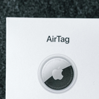 Il cache un AirTag dans ses baskets données à la Croix-Rouge... et les retrouve en vente à 800 km !