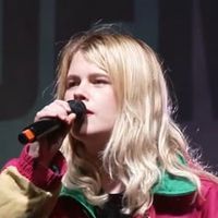 Zaho de Sagazan chante contre le RN