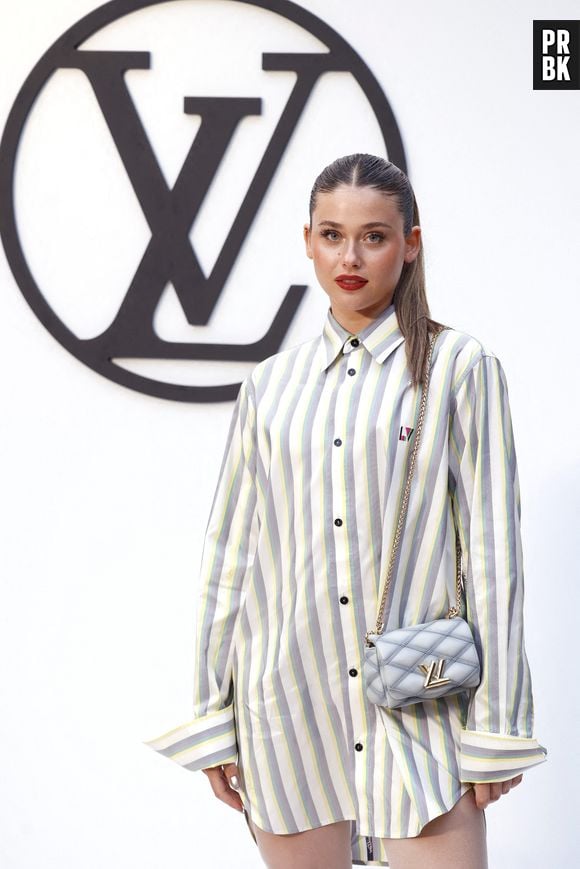 L'actrice Nicole Wallace pose lors du photocall du défilé de mode Louis Vuitton au Park Güell le 23 mai 2024, à Barcelone.