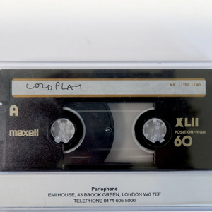 La cassette de l'inédit "The World Is Not Enough" enregistré par Chris Martin de Coldplay