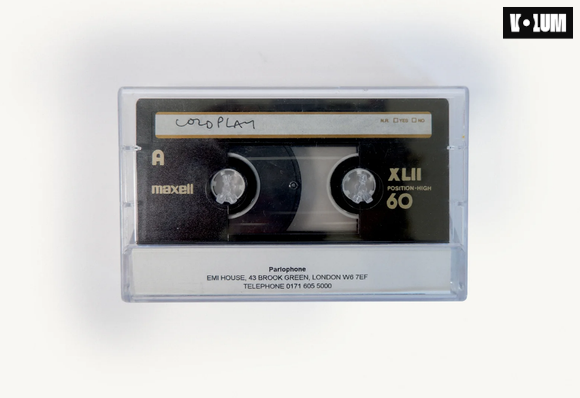 La cassette de l'inédit "The World Is Not Enough" enregistré par Chris Martin de Coldplay