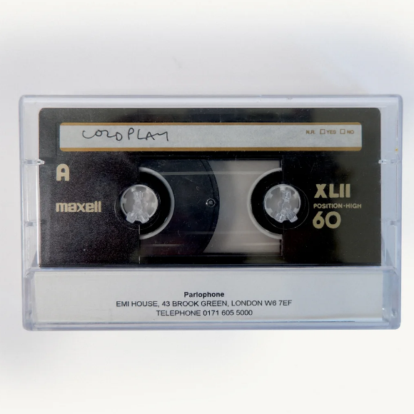La cassette de l'inédit "The World Is Not Enough" enregistré par Chris Martin de Coldplay