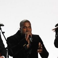 Grammy : Rihanna chante "FourFiveSeconds"