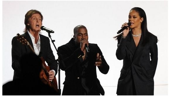 Grammy : Rihanna chante "FourFiveSeconds"