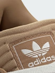 Adidas baisse le prix des Samba les plus modernes couleur "dulce de leche", qui vont avec tout et sont super confortables
