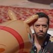 5 ans après sa sortie, ce film culte américain a droit à un remake français, mais Tarek Boudali promet qu'il est (un peu) différent : "ça apporte quelque chose en plus"