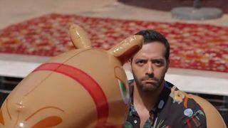 5 ans après sa sortie, ce film culte américain a droit à un remake français, mais Tarek Boudali promet qu'il est (un peu) différent : "ça apporte quelque chose en plus"