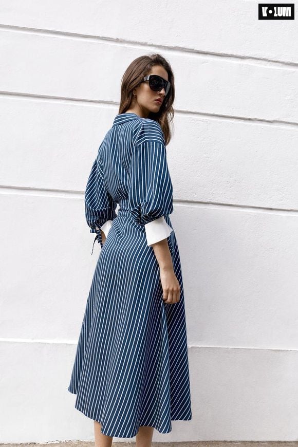 ROBE MI-LONGUE RAYÉE AVEC CEINTURE de Zara