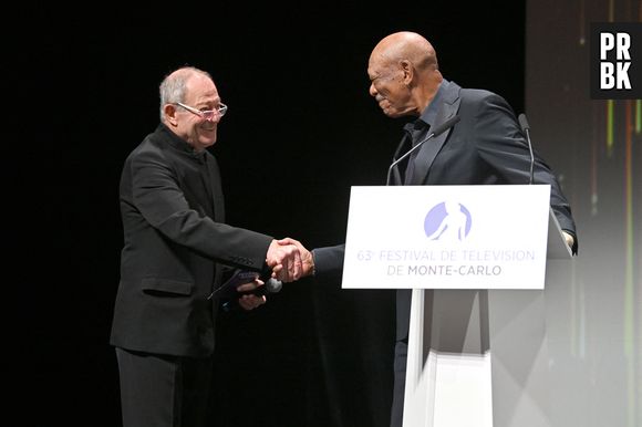 Morgan Freeman, à droite, salue Benoît Allemane, l'acteur qui double sa voix pour la France, durant la cérémonie d'ouverture du 63ème Festival de Télévision de Monte-Carlo au Grimaldi Forum à Monaco, le 14 juin 2024. © Bruno Bebert/Bestimage