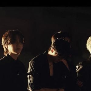 BTS fait son grand retour avec son premier concert en trois ans, « BTS Comeback Live », disponible sur Netflix. RM, Jin, SUGA, j-hope, Jimin, V et Jung Kook se retrouvent sur scène pour un concert à Séoul.