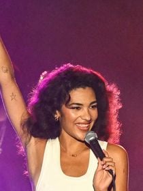 Olivia Dean à l'Accor Arena de Paris : son concert était-il à la hauteur de la hype ? On y était