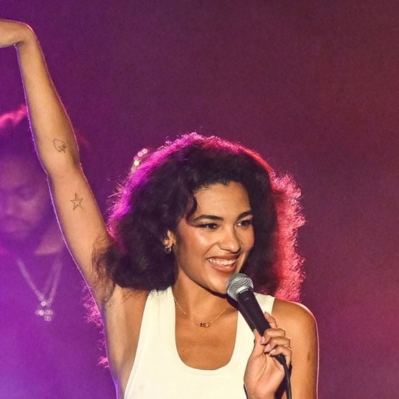 Olivia Dean à l'Accor Arena de Paris : son concert était-il à la hauteur de la hype ? On y était