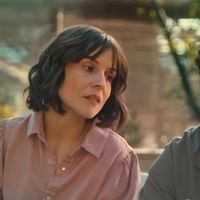 Tout pour la lumière : Flore Bonaventura (Iris) chante-t-elle vraiment dans la série ? L'actrice dit tout