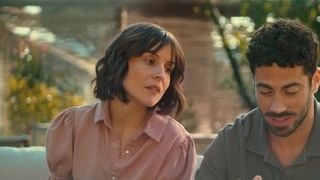 Tout pour la lumière : Flore Bonaventura (Iris) chante-t-elle vraiment dans la série ? L'actrice dit tout