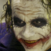 Christopher Nolan est daltonien et n'a pas pu choisir la couleur des vêtements du Joker dans The Dark Knight : "Je distingue à peine les nuances de violet"
