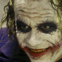 Christopher Nolan est daltonien et n'a pas pu choisir la couleur des vêtements du Joker dans The Dark Knight : "Je distingue à peine les nuances de violet"