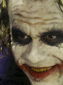 Christopher Nolan est daltonien et n'a pas pu choisir la couleur des vêtements du Joker dans The Dark Knight : "Je distingue à peine les nuances de violet"