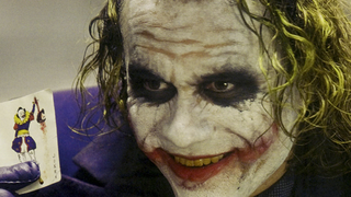 Christopher Nolan est daltonien et n'a pas pu choisir la couleur des vêtements du Joker dans The Dark Knight : "Je distingue à peine les nuances de violet"