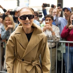 Céline Dion acclamée par ses fans à son arrivée au palace Royal Monceau à Paris, le 28 août 2026. Ses fils N.Angelil et E.Angelil étaient aussi du voyage. Céline Dion prévoit de donner une série de 16 concerts en France, après plus de six années loin de la scène en raison la maladie neurologique rare dont elle souffre. Ses spectacles se tiendront à partir du 12 septembre 2026 à la Plenitude Arena à Nanterre (Hauts-de-Seine). Elle a prévu d'assurer trois concerts par semaine, les mercredis, vendredis et samedis, devant plus de 30.000 spectateurs par soir. Dix autres concerts sont également prévus en mai 2027. # Céline Dion was acclaimed by fans upon her arrival at the Royal Monceau luxury hotel in Paris on August 28, 2026. His sons, N.Angelil and E.Angelil, also made the trip. She plans to perform a series of 16 concerts in France, marking her return after more than six years away from the stage due to the rare neurological condition she suffers from. Her shows will begin on September 12, 2026, at the Plenitude Arena in Nanterre (Hauts-de-Seine). She is scheduled to perform three concerts a week—on Wednesdays, Fridays, and Saturdays—before an audience of over 30,000 people each night. Ten additional concerts are also planned for May 2027. | 00767476