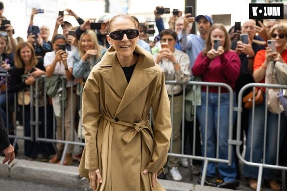 Céline Dion acclamée par ses fans à son arrivée au palace Royal Monceau à Paris, le 28 août 2026. Ses fils N.Angelil et E.Angelil étaient aussi du voyage. Céline Dion prévoit de donner une série de 16 concerts en France, après plus de six années loin de la scène en raison la maladie neurologique rare dont elle souffre. Ses spectacles se tiendront à partir du 12 septembre 2026 à la Plenitude Arena à Nanterre (Hauts-de-Seine). Elle a prévu d'assurer trois concerts par semaine, les mercredis, vendredis et samedis, devant plus de 30.000 spectateurs par soir. Dix autres concerts sont également prévus en mai 2027. # Céline Dion was acclaimed by fans upon her arrival at the Royal Monceau luxury hotel in Paris on August 28, 2026. His sons, N.Angelil and E.Angelil, also made the trip. She plans to perform a series of 16 concerts in France, marking her return after more than six years away from the stage due to the rare neurological condition she suffers from. Her shows will begin on September 12, 2026, at the Plenitude Arena in Nanterre (Hauts-de-Seine). She is scheduled to perform three concerts a week—on Wednesdays, Fridays, and Saturdays—before an audience of over 30,000 people each night. Ten additional concerts are also planned for May 2027. | 00767476