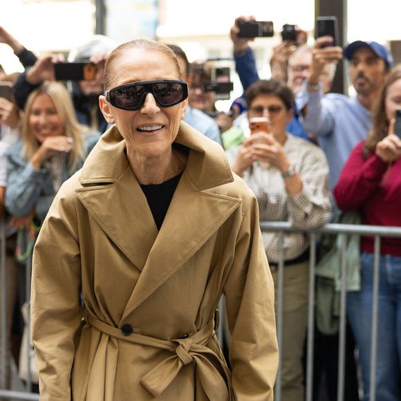 Céline Dion acclamée par ses fans à son arrivée au palace Royal Monceau à Paris, le 28 août 2026. Ses fils N.Angelil et E.Angelil étaient aussi du voyage. Céline Dion prévoit de donner une série de 16 concerts en France, après plus de six années loin de la scène en raison la maladie neurologique rare dont elle souffre. Ses spectacles se tiendront à partir du 12 septembre 2026 à la Plenitude Arena à Nanterre (Hauts-de-Seine). Elle a prévu d'assurer trois concerts par semaine, les mercredis, vendredis et samedis, devant plus de 30.000 spectateurs par soir. Dix autres concerts sont également prévus en mai 2027. # Céline Dion was acclaimed by fans upon her arrival at the Royal Monceau luxury hotel in Paris on August 28, 2026. His sons, N.Angelil and E.Angelil, also made the trip. She plans to perform a series of 16 concerts in France, marking her return after more than six years away from the stage due to the rare neurological condition she suffers from. Her shows will begin on September 12, 2026, at the Plenitude Arena in Nanterre (Hauts-de-Seine). She is scheduled to perform three concerts a week—on Wednesdays, Fridays, and Saturdays—before an audience of over 30,000 people each night. Ten additional concerts are also planned for May 2027. | 00767476