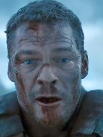 Après le succès de War Machine, Alan Ritchson présente un nouveau projet sur Netflix : 20 ans plus tard, il explore une facette inédite de son talent