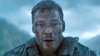 Après le succès de War Machine, Alan Ritchson présente un nouveau projet sur Netflix : 20 ans plus tard, il explore une facette inédite de son talent