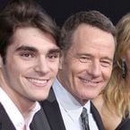 "Tu vas me manquer, mon fils" : Bryan Cranston en deuil après la disparition de l'acteur qui jouait son fils dans Breaking Bad