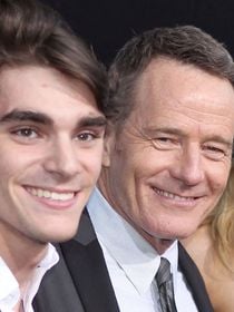 "Tu vas me manquer, mon fils" : Bryan Cranston en deuil après la disparition de l'acteur qui jouait son fils dans Breaking Bad