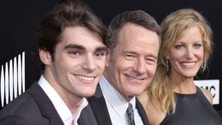 "Tu vas me manquer, mon fils" : Bryan Cranston en deuil après la disparition de l'acteur qui jouait son fils dans Breaking Bad