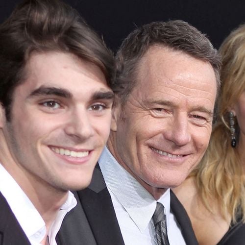 "Tu vas me manquer, mon fils" : Bryan Cranston en deuil après la disparition de l'acteur qui jouait son fils dans Breaking Bad