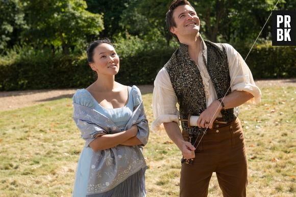 Yerin Ha (Sophie Baek) et Luke Thompson (Benedict Bridgerton) dans la saison 4 de La chronique des Bridgerton