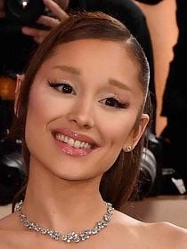 Ariana Grande : surprise, son dernier single signe un énorme démarrage dans les charts français !