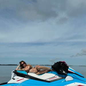 Sydney Sweeney en bikini sur un jet-ski