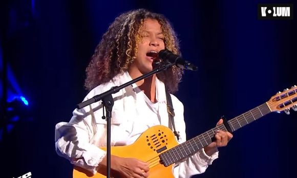 Isabella en 2022 sur le plateau de "The Voice Kids" sur TF1.