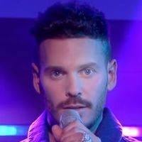 M Pokora interprète "Les planètes" en piano-voix