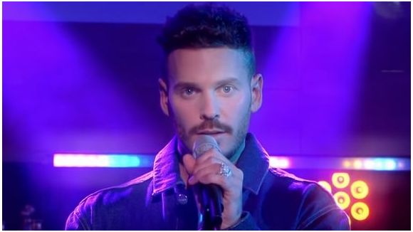 M Pokora interprète "Les planètes" en piano-voix