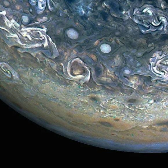 Digne d'un film de science-fiction : la sonde Juno de la NASA capture l'image d'un dauphin à la surface de Jupiter