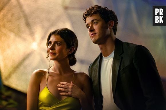 Emily Bader dans le rôle de Poppy et Tom Blyth dans celui d'Alex dans People We Meet on Vacation