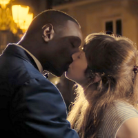 French Lover sur Netflix : des scènes intimes trop compliquées à jouer pour Omar Sy ? "Je me suis senti..."