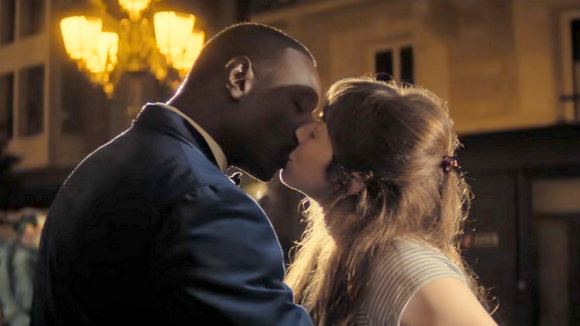 French Lover sur Netflix : des scènes intimes trop compliquées à jouer pour Omar Sy ? "Je me suis senti..."