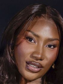 Aya Nakamura plus écoutée que Beyoncé et Rihanna dans le monde ? C'est vrai et on vous explique pourquoi !