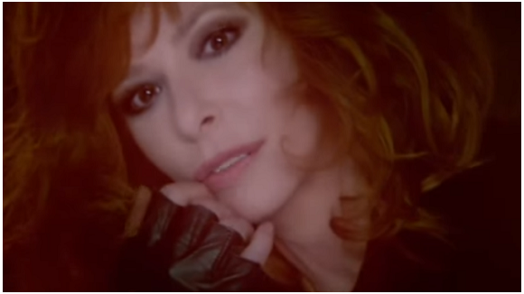 Mylène Farmer dévoile le clip "Rolling Stone"