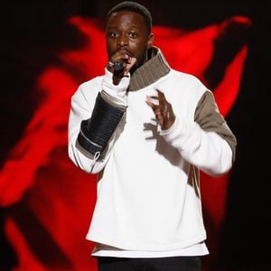 Le Duc de Boulogne avait exhumé plusieurs tweets du chanteur dans lesquels il critiquait le zouk et véhiculait des clichés sur les Antillais.
Exclusif - Dadju chante son tube "Saigne" - Enregistrement de l'émission "M6 sur son 31", présentée par E.Gossuin et diffusée le 31 décembre sur M6 © Christophe Clovis / Bestimage